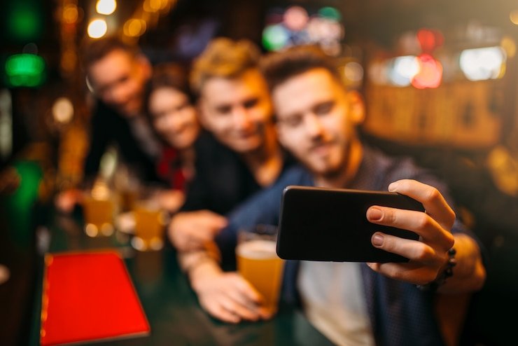 Layar permainan Casino Hold'em di aplikasi mobile wow33 menampilkan kartu pemain, community cards, dan tombol keputusan
